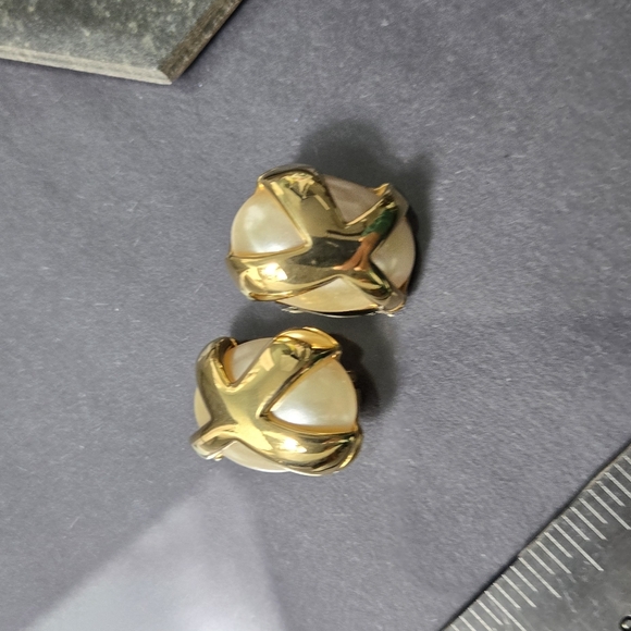 Kenneth Jay Lane KJL Elegant Gold Tone Faux Pearl Clip On Earrings - Picture 6 of 6